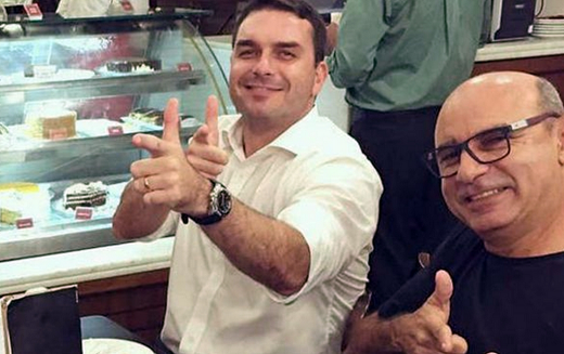 Senador Flávio Bolsonaro (Republicanos) e o ex-assessor Fabrício Queiroz (Foto: Reprodução)