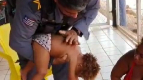 Sargento Lopes realizou a Manobra Heimlich para desobstruir as vias áreas da criança de apenas 1 ano (Foto: Reprodução | PMMA)