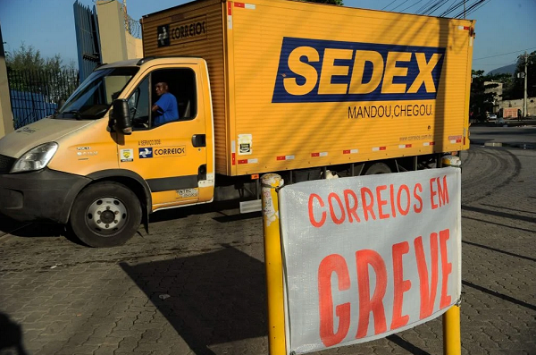 Funcionários dos Correios decidiram manter a greve, iniciada em 17 de agosto, por tempo indeterminado (Foto: Estadão Conteúdo)