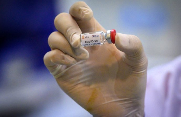 Acordo prevê a produção será de 100 milhões de doses para o Brasil (Foto: Mladen Antonov | AFP)