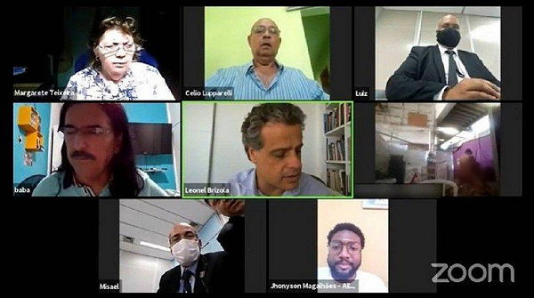 Casal manteve a câmera ligada durante momento íntimo (Foto: Reprodução)