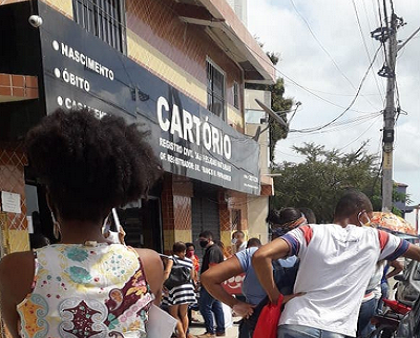 Cidadãos que recorrem aos serviços prestados, relatam longa espera expostos ao sol e falta de estrutura (Foto: Cedida | Leitor)