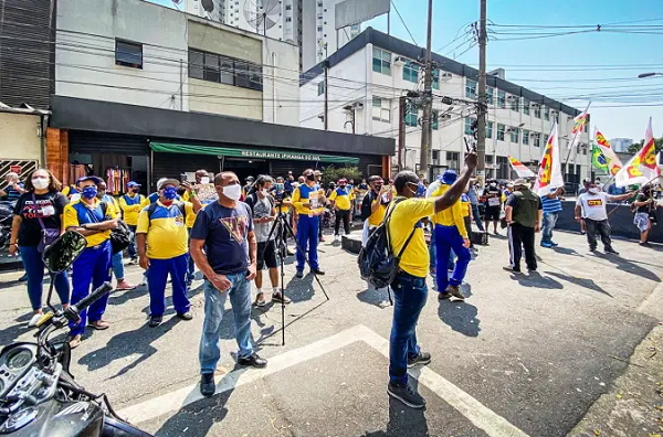 Funcionarios do correio em greve na manifestação em frente ao predio dos correios (Foto: Leandro Fonseca | Exame)