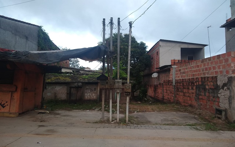 Os contadores de energia ficam em frente a calçada e de fácil visualização - Foto: Bábara Luise