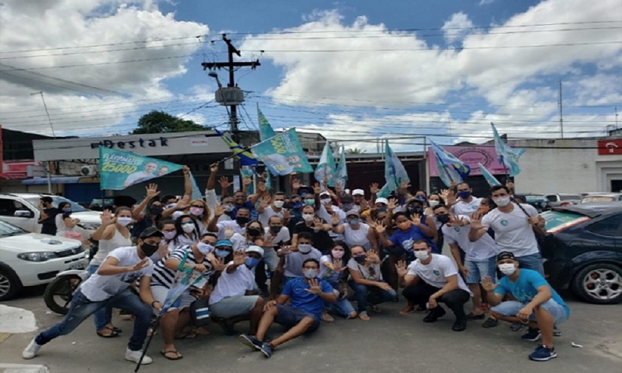 Eleitores do vereador Flávio Matos, envolvidos com o momento mas despreocupados com sua segurança - Foto: Redes Sociais