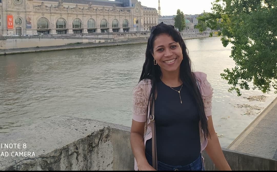 Alessandra Santos (44), morta num acidente automobilístico no exterior - Foto: Arquivo familiar