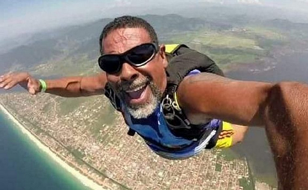 Paraquedista morre durante salto após se chocar violentamente contra o chão (Foto: Reprodução)