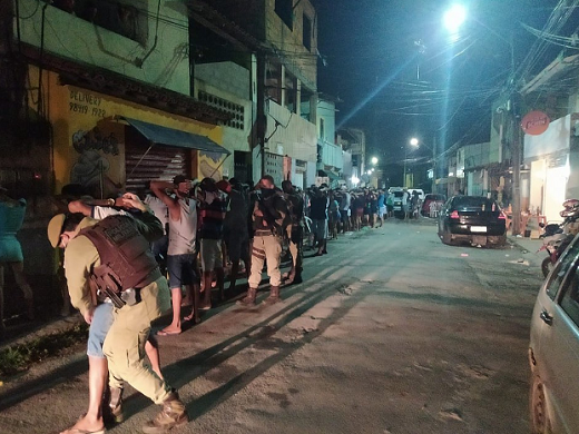 Os participantes do evento não usavam máscaras e consumiam bebidas alcoólicas (Foto: Divulgação | SSP-BA)