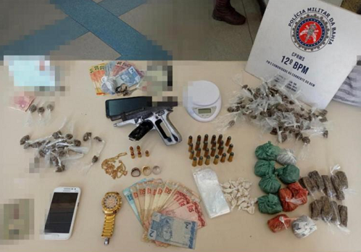Suspeitos foram autuados por tráfico de drogas, associação ao tráfico e um deles também por porte ilegal de arma de fogo (Foto: Divulgação | SSP-BA)