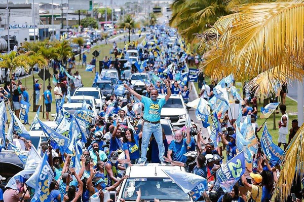 Prefeito e candidato à reeleição, Elinaldo Araújo (DEM), aglomerou diversas pessoas em uma carreata realizada na sede do município, neste domingo (Foto: Reprodução | Rede Social)