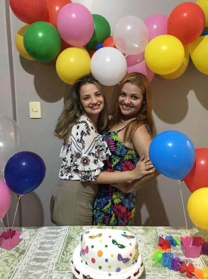 Cristina abraçada a Carolina Barros: médica (à dir.), que faleceu aos 29 anos, seria madrinha do filho da amiga (Foto: Arquivo Pessoal) Cristina abraçada a Carolina Barros: médica (à dir.), que faleceu aos 29 anos, seria madrinha do filho da amiga (Foto: Arquivo Pessoal)
