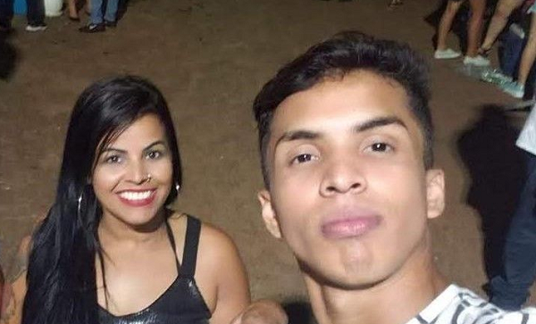 Elisangela da Silva junto com o filho mais velho, Klediston Kelps, que foi vítima da covid-19 aos 22 anos (Foto: Arquivo Pessoal) Elisangela da Silva junto com o filho mais velho, Klediston Kelps, que foi vítima da covid-19 aos 22 anos (Foto: Arquivo Pessoal)