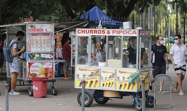Na curva de novos casos por semana, estão em Amarelo, 'quase lá', as regiões Norte, Nordeste e Sul (Foto: Reprodução)