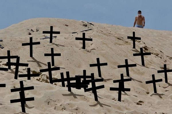 Profissionais da saúde fizeram protesto em Fortaleza contra as mortes por covid-19 no Brasil (Foto: Fabio Lima | O Povo)