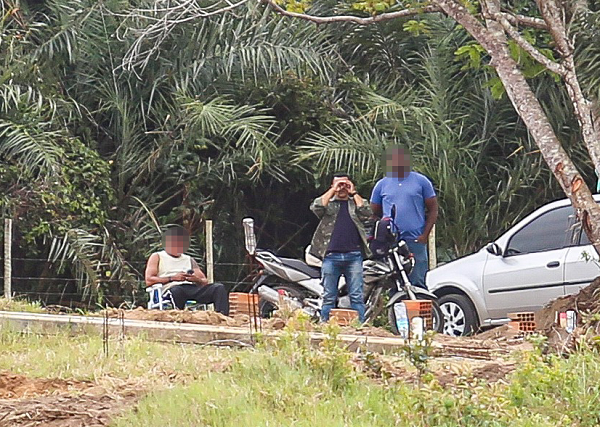 A equipe do CORREIO e os denunciantes eram monitorados à distânica por três homens desconhecidos (Foto: Tiago Caldas | Correio)