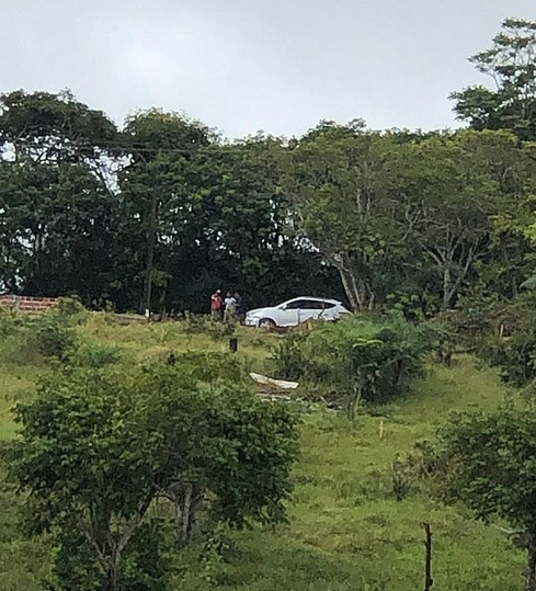 Homens desconhecimentos observam mais uma vez à distância os denunciantes (Foto: Divulgação)