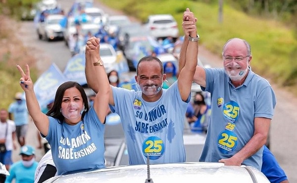 Em clima de 'já ganhou', e se chamando de 'prefeitão', Elinaldo faz carreata, que saiu de Abrantes à Jauá, no último domingo (18), em primeira aparição pública desde o começo da campanha - Foto: Reprodução