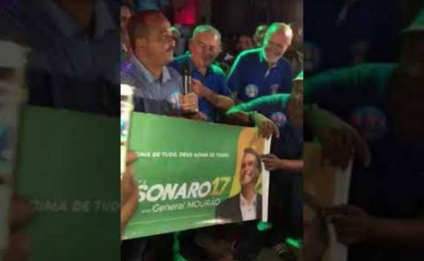 Prefeito de Camaçari e candidato a reeleição, Elinaldo Araújo (DEM), apoiou publicamente, com direito a faixa e tudo, a candidatura do presidente em 2018 (Foto: Reprodução)