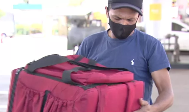 Entregador Elson Oliveira foi vítima de racismo em Goiânia, Goiás (Foto: Reprodução | TV Anhanguera)