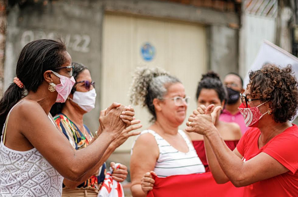 Candidata a prefeita conversou com moradores da comunidade na Sede do município (Foto: Divulgação)