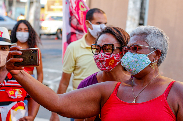 A candidata Ivoneide Caetano, em atividade de rua e em reuniões nas comunidades (Foto: Reprodução | Rede social)