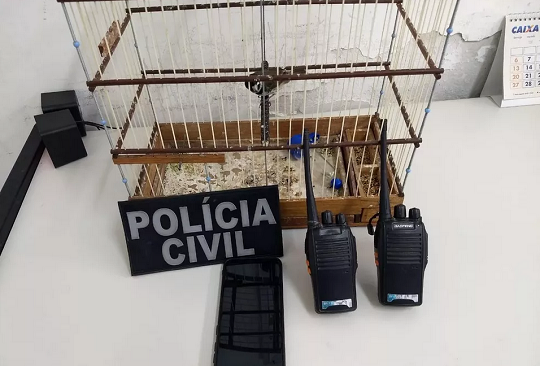 Rádios comunicadores foram encontrados com o criminoso (Foto: Divulgação | SSP-BA)