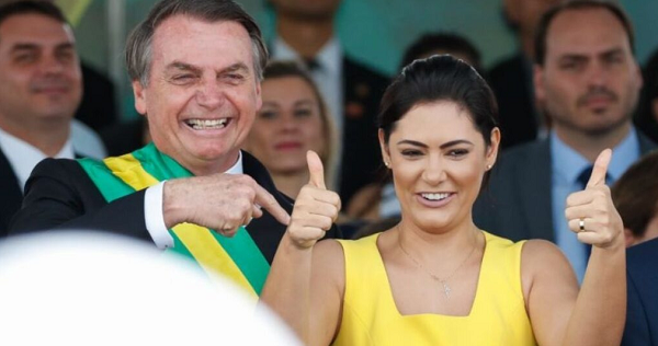 Presidente Jair Bolsonaro ao lado da esposa Michelle Bolsonaro (Foto: Reprodução)