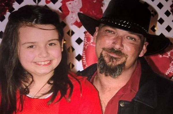 Kaitlyn, 12 anos, ao lado do pai (Foto: Reprodução)
