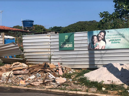 Terreno chegou a receber tapume de metal e placas da administração municipal (Foto: Cedida)