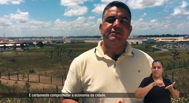 Em diversos vídeos compartilhados nas redes sociais, as falas do pedetista e demais participantes são traduzidas por um intérprete de Libras (Língua Brasileira de Sinais) e legendadas textualmente (Foto: Print | Vídeo | Rede Social)