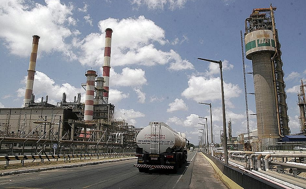 Objetivo seria vender oito de suas 13 refinarias sem a necessidade de licitação (Foto: Reprodução)