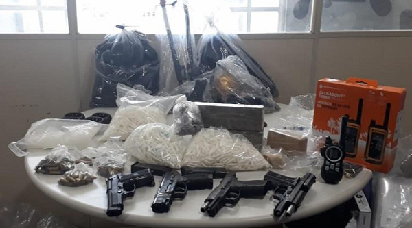 Foram apreendidos quatro pistolas, carregadores, munições, coletes balísticos, 2.549 pinos de cocaína, pedras de crack e um carro com placa adulterada (Foto: Divulgação | SSP - BA)