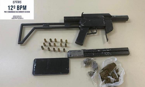 Dupla de suspeitos acabaram detidos com uma submetralhadora calibre 9mm, carregador, munições e oito porções de maconha (Foto: Divulgação | SSP-BA)