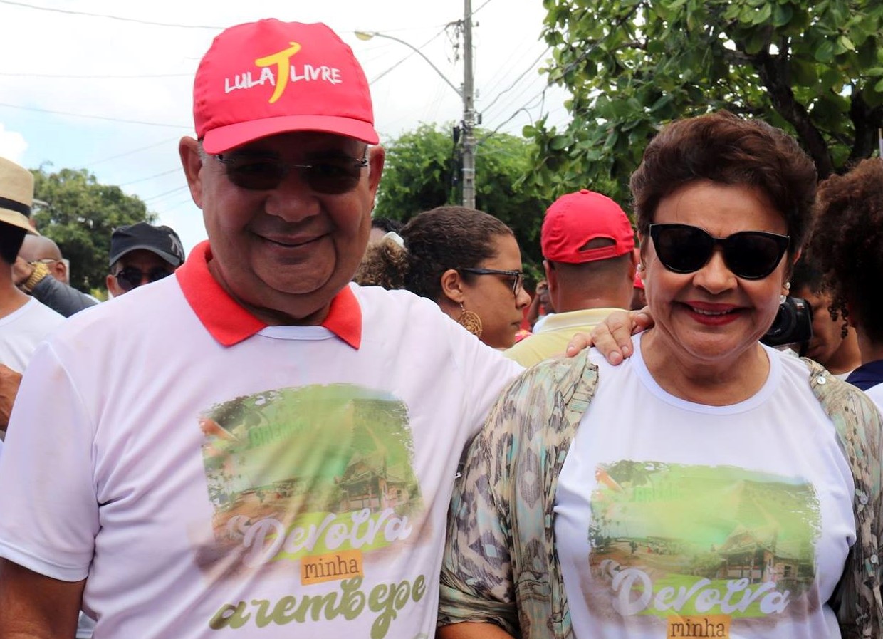 Luiza Maia ao lado do vereador Téo Ribeiro que, em live, brinca, ao relembrar que em sua gestão à frente da extinta SECOP, o então prefeito Caetano o ordenou que 'não em pedaços, mas que fosse distribuídas ao povo, cestas com 'dois frangos inteiros, com duas cabeças, quatro pernas e quatro coxas' - Foto: Reprodução