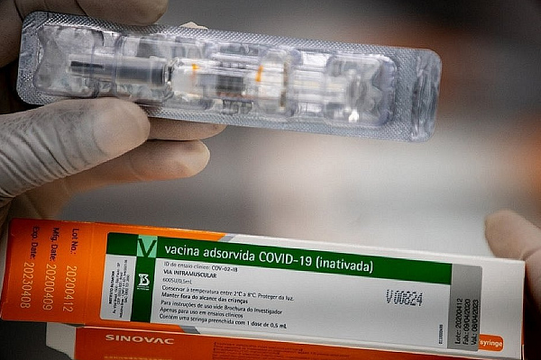 A decisão se deu mesmo após o presidente Jair Bolsonaro desautorizar a compra de 46 milhões de doses por parte do Ministério da Saúde (Foto: Divulgação)