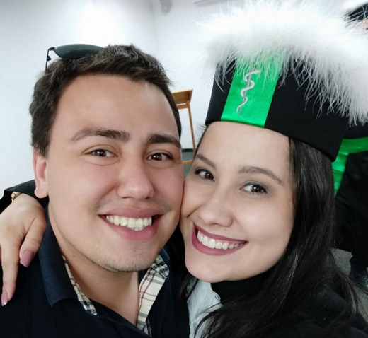 Monique e Arthur eram noivos e moravam juntos. Monique e Arthur eram noivos e moravam juntos.