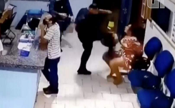 Nas imagens filmadas por uma câmera de segurança, é possível ver o homem agredindo a mulher com socos, tapas e chutes (Foto: Reprodução)