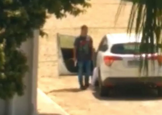 Momento em que o policial fazia a jovem refém (Foto: Reprodução | Redes Sociais)