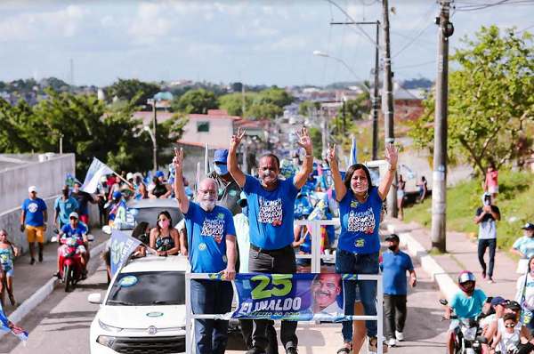 O prefeito Elinaldo acompanhado do vice-prefeito Tude (DEM) e da primeira-dama Ivana Paula (Foto: Reprodução | Rede Social)