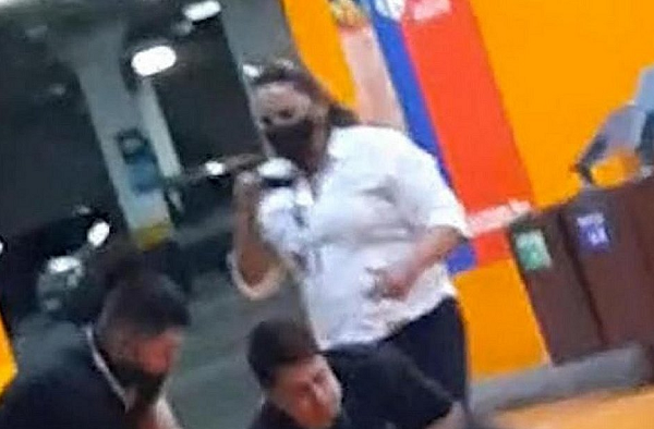 Adriana Alves Dutra, funcionária do Carrefour que aparece no vídeo filmando a ação dos seguranças (Foto: Reprodução)