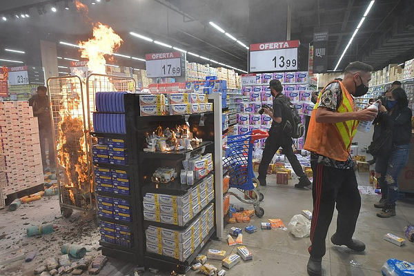 Unidades da Carrefour foram invadidas e destruídas em várias cidades (Foto: Nelson Almeida)