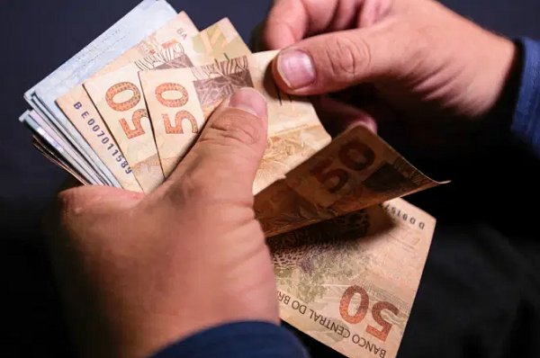13º salário: aposentados e pensionistas tiveram o pagamento antecipado (Foto: Marcello Casal Jr | Agência Brasil | Agência Brasil)