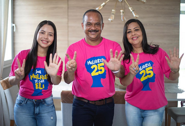  Candidato à reeleição, Elinaldo Araújo (DEM), ao lado da esposa e da filha (Foto: Reprodução | Rede Social)