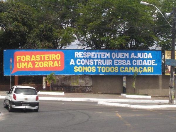 Outdoor sem assinatura foi colocado na cidade com a frase 'Forasteiros uma zorra. Respeitem quem ajuda a construir essa cidade. Somos todos Camaçari' (Foto: Cedida | Leitor)