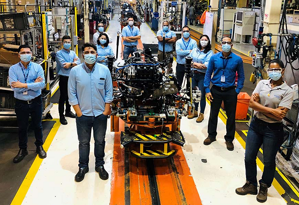 Equipe da Benteler na linha de montagem de powertrain na fábrica da Ford em Camaçari (BA) (Foto: Reprodução)