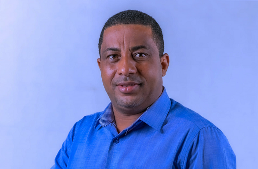 Enquanto Ivoneide Caetano (PT), sua principal oponente na disputa eleitoral, segue angariando apoios, Elinaldo faz o caminho contrário (Foto: Reprodução | Rede Social)