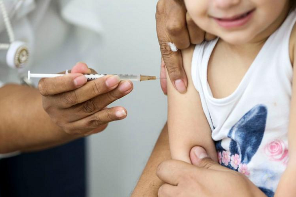 Além da gotinha contra polio, a campanha busca atualizar a caderneta de vacinação de crianças e adolescentes até os 15 anos (Foto: Reprodução)