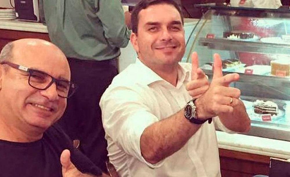 Flávio Bolsonaro com comparsa Fabrício Queiroz - Documento indica que o parlamentar tem 'predileção pelo uso de dinheiro em espécie'. Procuradores afirmam ainda que constataram inexistência de comprovação material das operações declaradas ao fisco. Senador nega irregularidades - Foto: Reprodução