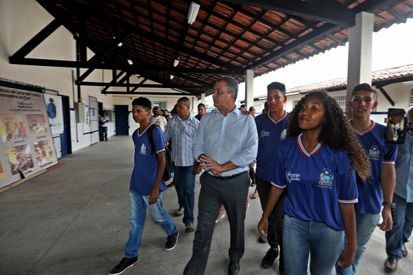 Governador durante visita a unidades escolares em Dias D'Ávila, em 2019 (Foto: Reprodução)