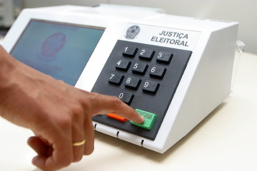 Os líderes que elegemos – ou que nada fazemos para remover do poder – têm grande influência sobre as nossas liberdades. Eles podem escolher proteger o nosso direito de louvor e de compartilhar o Evangelho, ou podem restringir esses direitos. - Foto: Ilustração Google